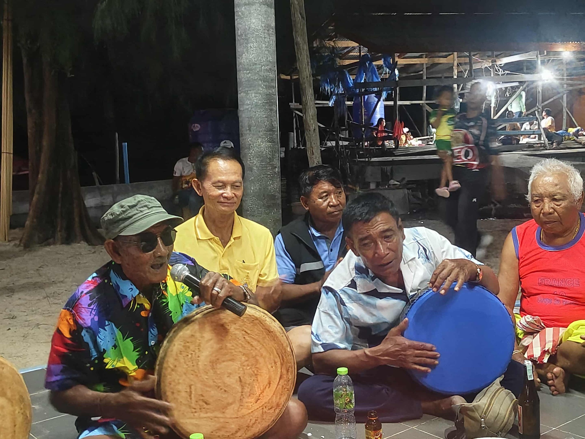 ทต.ศาลาด่าน เข้าร่วมงานประเพณีลอยเรือ ”อูรักลาโวยจ” เดือน 11 ประจำปี 2568