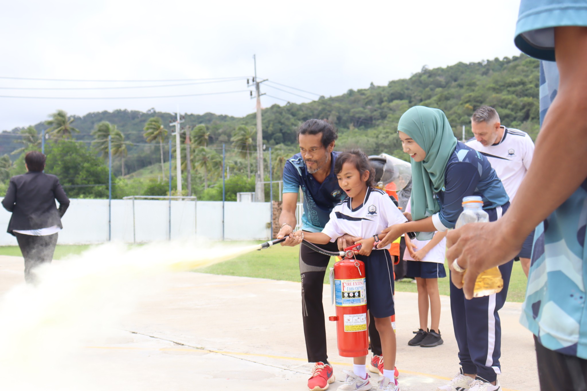 ทต.ศาลาด่าน สนับสนุนวิทยากรให้ความรู้สาธิตฝึกซ้อมดับเพลิงและแผนอพยพหนีไฟตามคำขอจากโรงเรียนนานาชาติเอเชียเกาะลันตา