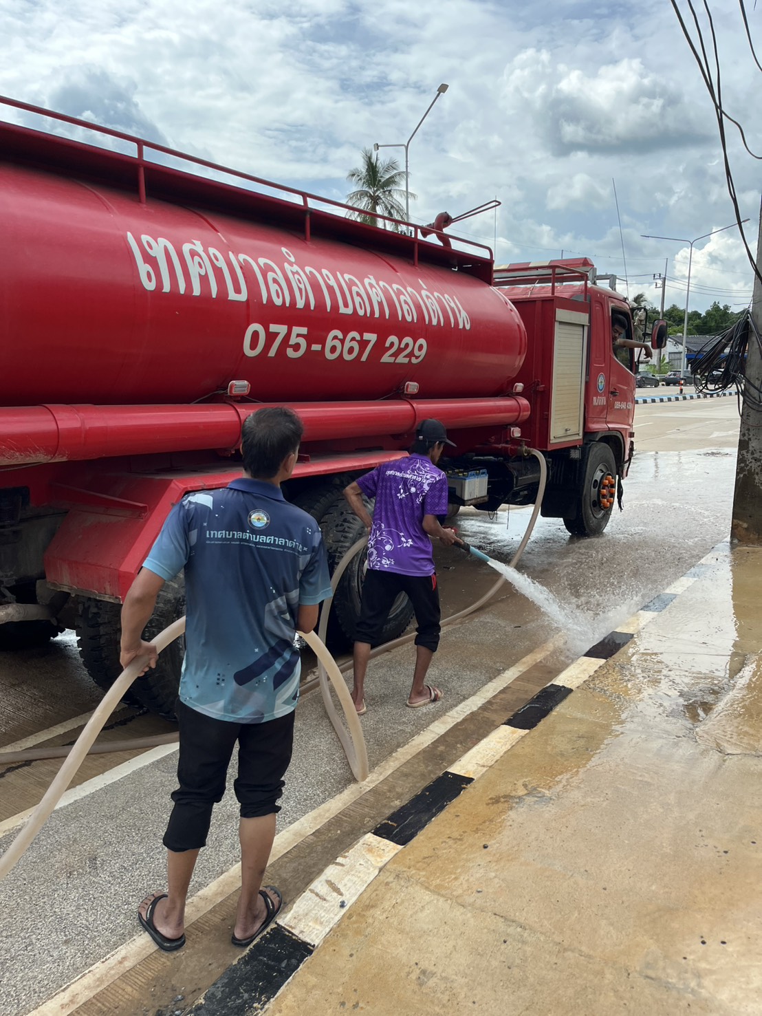 ทต.ศาลาด่าน ฉีดล้างนำสิ่งกีดขวางออกจากพื้นที่ถนนเพื่อป้องกันอุบัติเหตุสาธารณภัยมีความสะอาดเป็นระเบียบเรียบร้อยบริเวณช่วงกลับรถตรงข้ามทางเข้าซอยปาล์มบีช หมู่ที่ 3 ตำบลศาลาด่าน