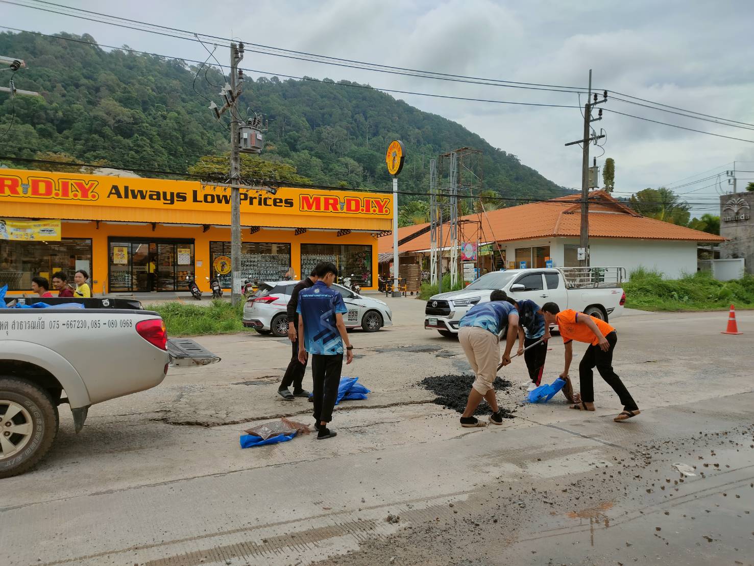 ทต.ศาลาด่าน ซ่อมแซมอุดร่องหลุมถนนชำรุดบริเวณสามแยกหน้าเซเว่นศาลาด่าน หมู่ที่ 1 กับหน้าร้าน MR D.I.Y. หมู่ที่ 3 ตำบลศาลาด่าน แก้ไขปัญหาป้องกันอุบัติเหตุและสาธารณภัยพื้นที่ตำบลศาลาด่าน "สัญจรได้อย่างปลอดภัย"