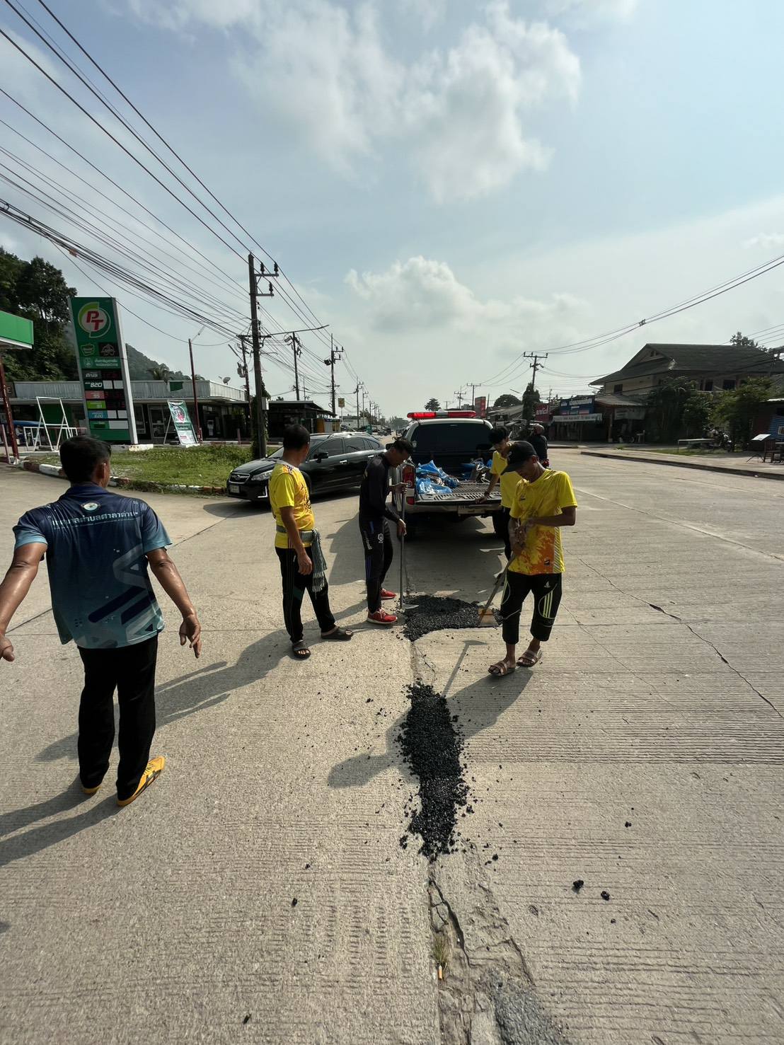 ทต.ศาลาด่าน ซ่อมแซมอุดร่องหลุมถนนชำรุดบริเวณใกล้ปั๊มน้ำมัน PT เกาะลันตา หน้าร้านทองรุ่งอรุณ หมู่ที่ 3 ตำบลศาลาด่าน แก้ไขปัญหาป้องกันอุบัติเหตุและสาธารณภัยพื้นที่ตำบลศาลาด่าน "สัญจรได้อย่างปลอดภัย"