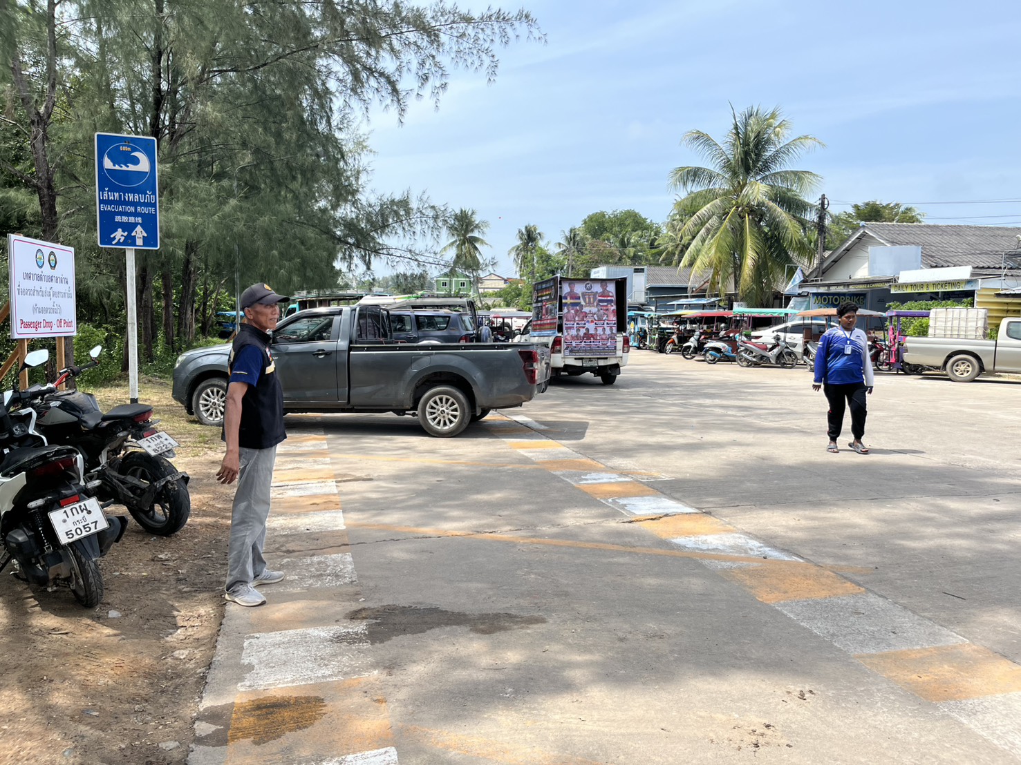 ทต.ศาลาด่าน บูรณาการร่วม สภ.เกาะลันตา จัดระเบียบจราจรการจอดรถโดยสาร และดูแลความปลอดภัย อำนวยความสะดวกนักท่องเที่ยวและประชาชนที่ใช้บริการเรือโดยสารผ่านเส้นทางท่าเทียบเรือบ้านศาลาด่าน