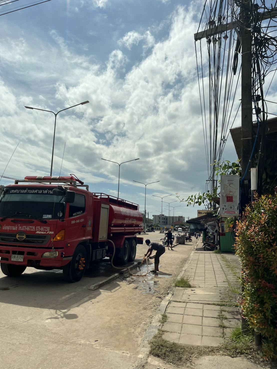 🚿 ทต.ศาลาด่าน ฉีดล้างนำสิ่งกีดขวางออกจากพื้นที่ถนนเพื่อป้องกันอุบัติเหตุสาธารณภัยมีความสะอาดเป็นระเบียบเรียบร้อยถนนบริเวณบ้านคลองโขง หมู่ที่ 2 ตำบลศาลาด่าน