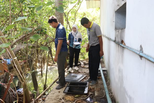 ทต.ศาลาด่าน ตรวจประเมินสถานประกอบการในพื้นที่ตำบลศาลาด่าน เพื่อพิจารณาออก/ต่ออายุ (ใบอนุญาต/หนังสือรับรอง) ตามที่สถานประกอบการยื่นคำขอ จำนวน 12 แห่ง "ตามกฎหมายว่าด้วยการสาธารณสุข"