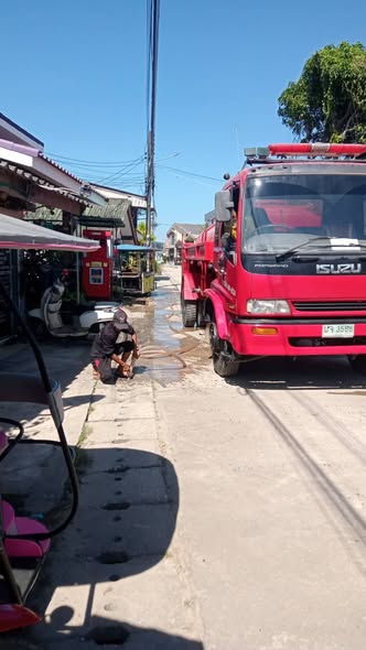 🚿 ทต.ศาลาด่าน ดำเนินงานฉีดน้ำอัดท่อระบายน้ำแหลมทึง หมู่ที่ 1 ตำบลศาลาด่าน แก้ไขปัญหาท่อระบายน้ำอุดตันมีกลิ่นเหม็น "เพื่อให้มีความสะอาด ป้องกันเหตุสาธารณภัย และเป็นระเบียบเรียบร้อย"