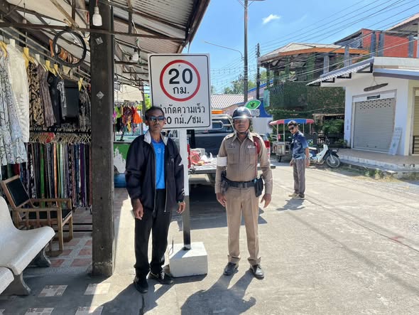 ประชาสัมพันธ์การใช้ความเร็วเพื่อความปลอดภัยในเขตชุมชน บริเวณเส้นทางสามแยกป้อมตำรวจเก่า - ท่าเทียบเรือบ้านศาลาด่าน ต้องไม่เกิน 20 กม./ชั่วโมง