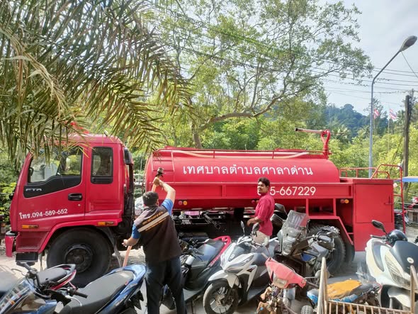 ทต.ศาลาด่าน บริการสาธารณะส่งน้ำใช้อุปโภคที่ท่าเทียบเรือบ้านศาลาด่าน เพื่ออำนวยความสะดวกการใช้ห้องน้ำให้กับนักท่องเที่ยวและประชาชนที่ใช้บริการเดินทางเข้าออก และสำหรับใช้ทำความสะอาดพื้นที่ท่าเทียบเรือบ้านศาลาด่าน