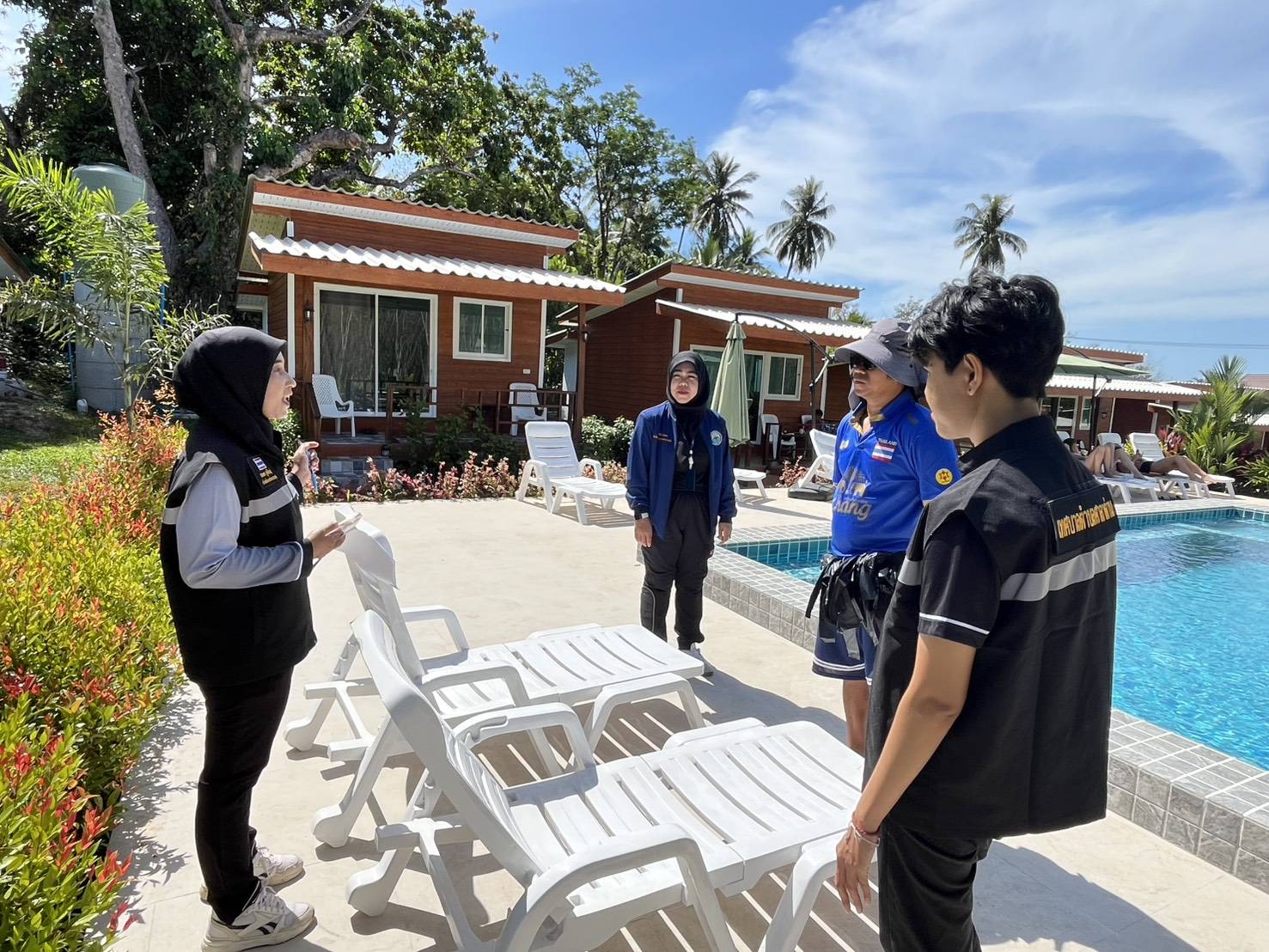 ทต.ศาลาด่าน ตรวจประเมินสถานประกอบการในพื้นที่ตำบลศาลาด่าน เพื่อพิจารณาออก/ต่ออายุ (ใบอนุญาต/หนังสือรับรอง) ตามที่สถานประกอบการยื่นคำขอ จำนวน 12 แห่ง "ตามกฎหมายว่าด้วยการสาธารณสุข"