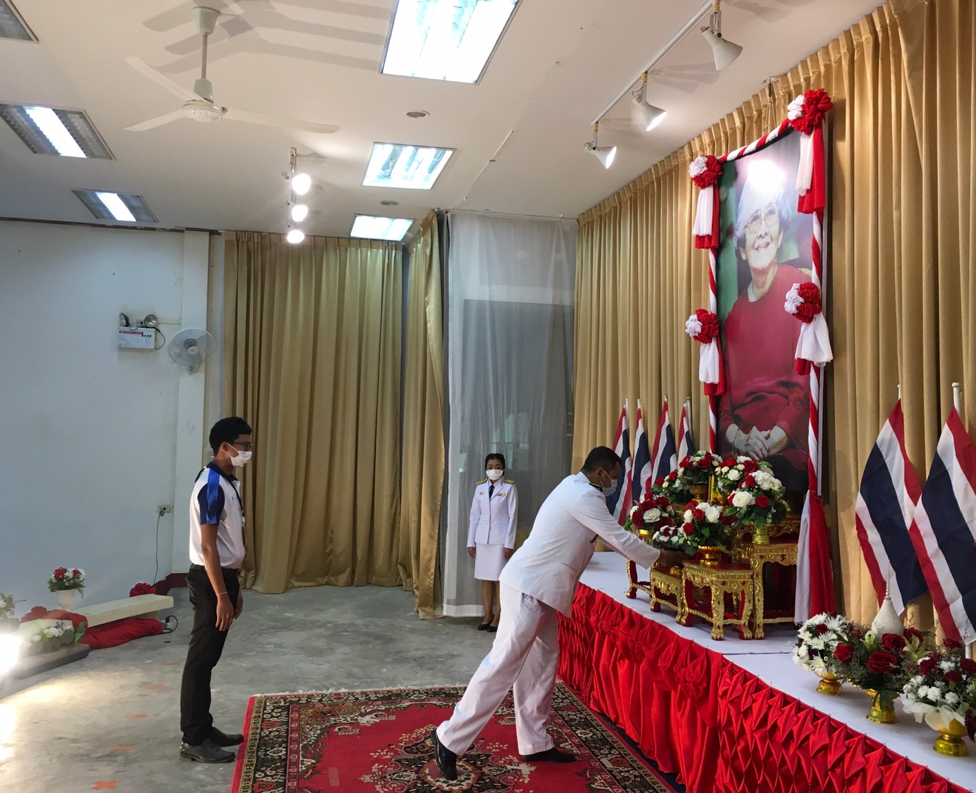 เทศบาลตำบลศาลาด่าน เข้าร่วมกิจกรรมน้อมรำลึกเนื่องในวันคล้ายวันพระราชสมภพครบ ๑๒๐ ปี สมเด็จพระศรีนครินทราบรมราชชนนี ๒๑ ตุลาคม ๒๕๖๓