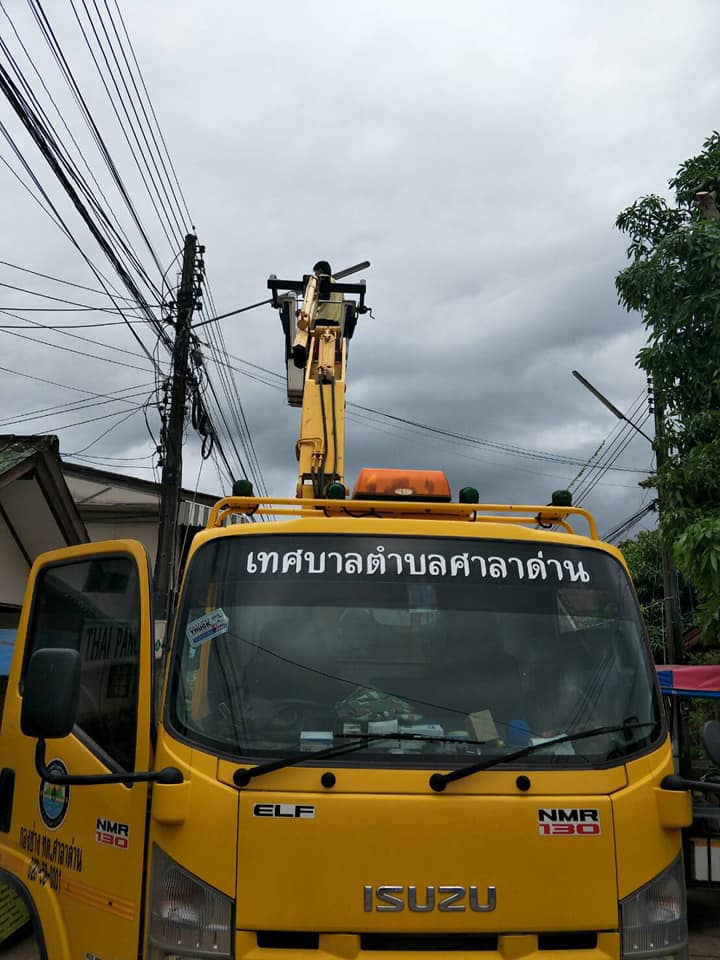 ทต.ศาลาด่าน ซ่อมแซมไฟฟ้าแสงสว่างสาธารณะสองข้างทางถนนตลาดชุมชนบ้านศาลาด่าน หมู่ที่ 1 ตำบลศาลาด่าน