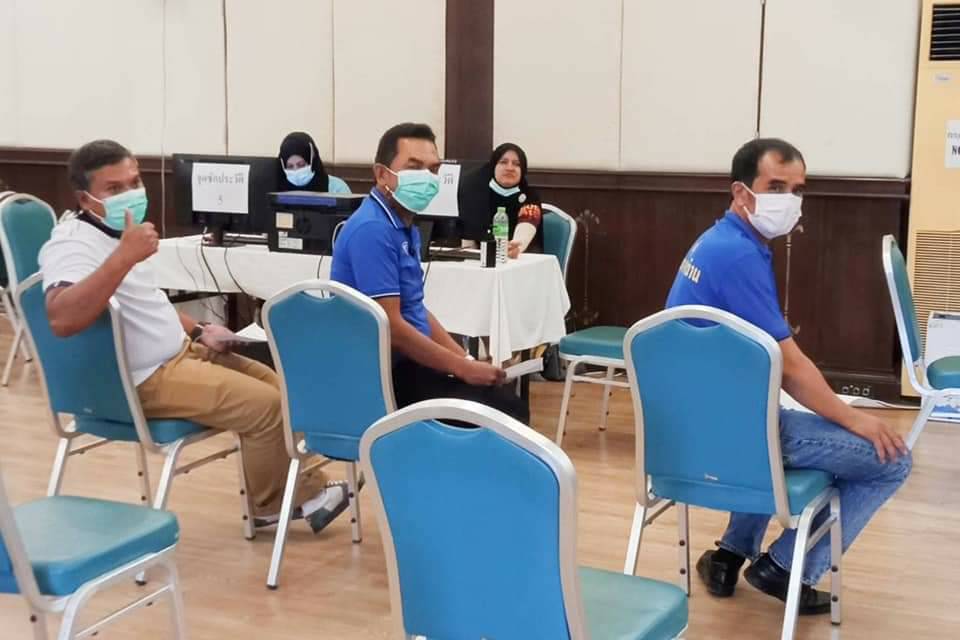 คณะผู้บริหาร ทต.ศาลาด่าน สมาชิกสภา ทต.ศาลาด่าน พร้อมใจรวมพลังรับการฉีดวัคซีนโควิด-19 เพื่อให้พร้อมสามารถเปิดการท่องเที่ยวเกาะลันตา