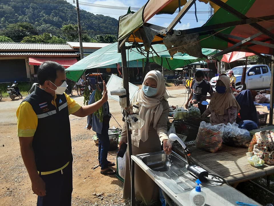 ทต.ศาลาด่าน ตรวจเยี่ยมตลาดนัดคลองดาว (วันจันทร์) ติดตามการเปิดให้บริการตามมาตรการป้องกันควบคุมโรคโควิด-19