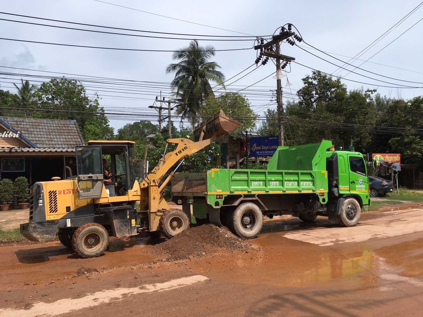 เทศบาลตำบลศาลาด่าน ดำเนินการขูดตักขนดินข้างทางถนนที่ไหลมากับความแรงของกระแสน้ำช่วงขณะเมื่อฝนตกหนักแล้วปิดกั้นช่องทางระบายน้ำ พร้อมทั้งฉีดล้างทำความสะอาดถนนพื้นที่ตำบลศาลาด่าน