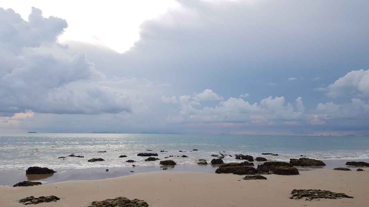 หาดพระแอะ หรือที่เรียกกันว่า หาดลองบีช