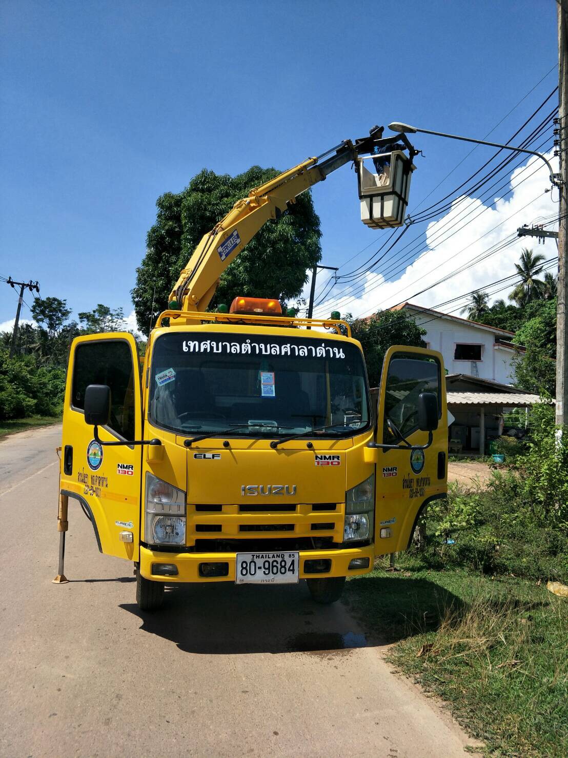 เทศบาลตำบลศาลาด่าน ดำเนินการซ่อมแซมไฟฟ้าแสงสว่างสาธารณะที่ชำรุดเสียหาย บริเวณถนนเส้นทางบ้านคลองโขง หมู่ที่ 2 ตำบลศาลาด่าน