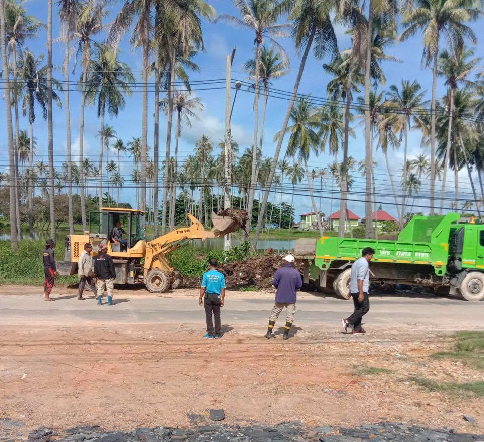 เทศบาลตำบลศาลาด่าน ดำเนินการทำความสะอาดตักขนขยะตกค้างสะสม ณ จุดพักขยะ (บ้านสมพรพรุกม)