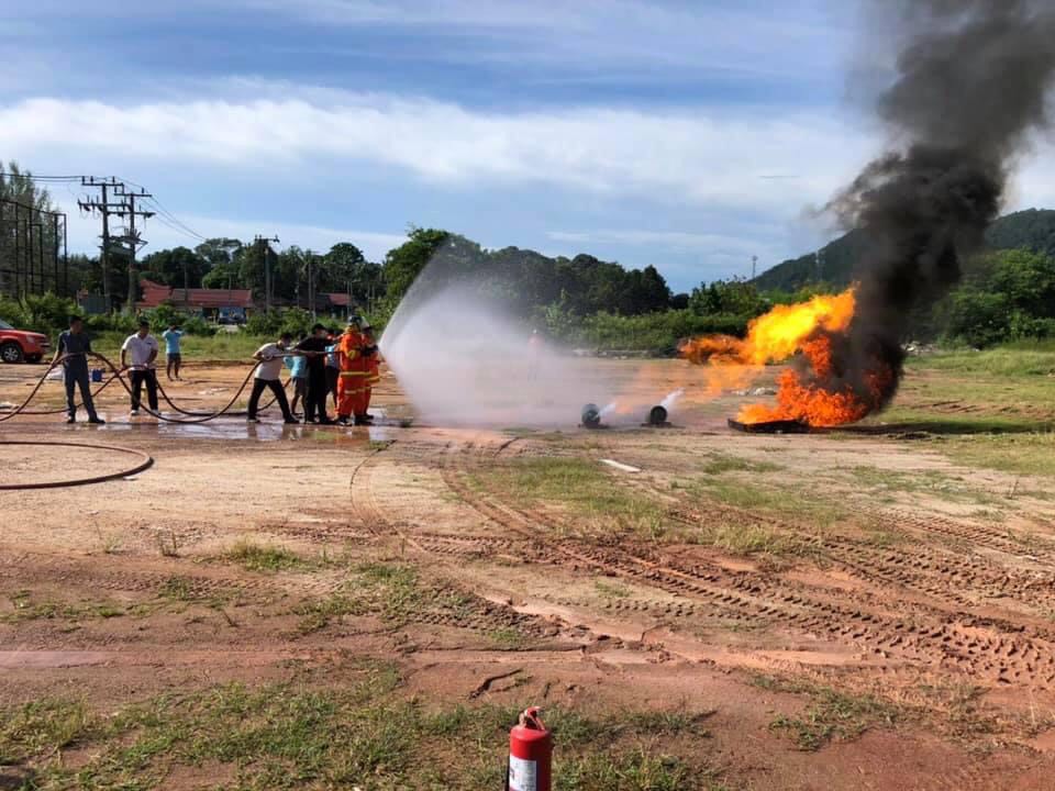 เทศบาลตำบลศาลาด่าน สนับสนุนร่วมโครงการ “ช่วงภาคปฏิบัติ” การฝึกอบรมซ้อมแผนอพยพหนีไฟ กิจกรรมการฝึกอบรมบุคลากรด้านการท่องเที่ยวโรงแรมลยานะฯ